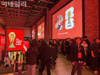 "6kg 순금 보러 왔다"... 용산 뒤덮은 붉은 물결, 월드컵 트로피 '오픈런'[르포]