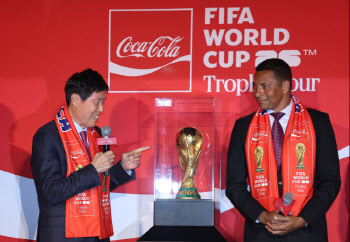 레전드 차범근도 ‘두근두근’...한국행 택한 귀하신 몸 [트로피 투어의 경제학]