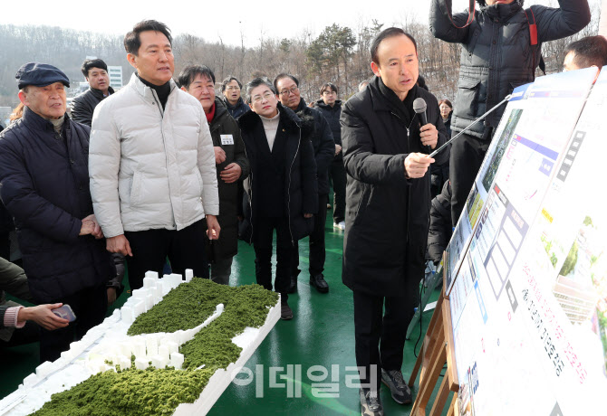  브리핑 받는 오세훈 시장                                                                                                                                                                          