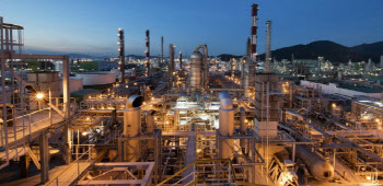 흔들리는 석화 공룡들…업계 덮친 어닝쇼크 공포