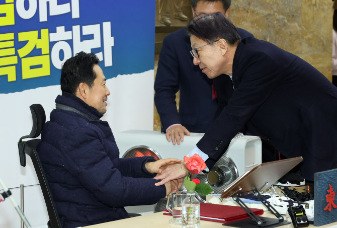  단식 중인 장동혁 대표 찾은 박형준 부산시장                                                                                                                                                       