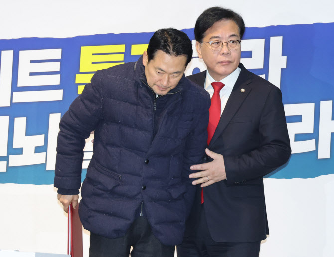  부축받는 장동혁 대표                                                                                                                                                                             