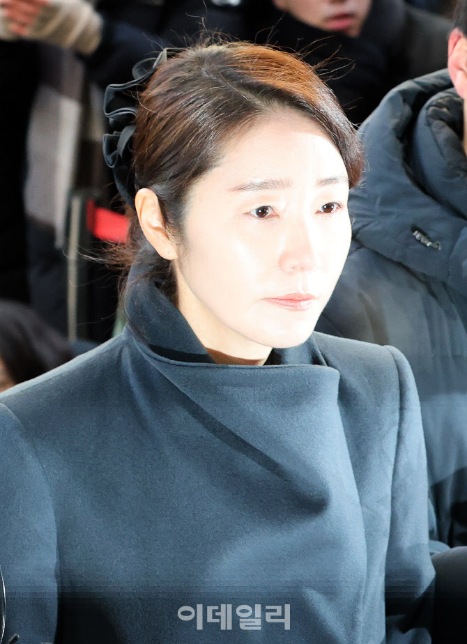 '공천헌금 1억 수수 의혹' 강선우, '담담한 표정'으로 경찰 출석                                                                                                                  