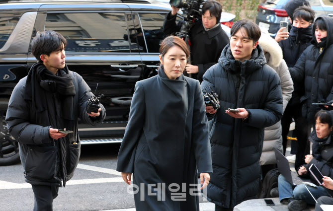 경찰 출석하는 '공천헌금 수수 의혹' 강선우                                                                                                                                               