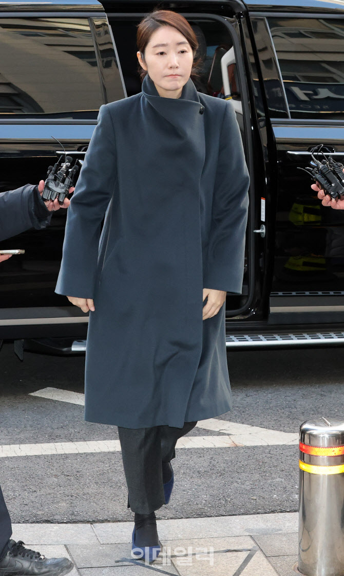 피의자 신분으로 경찰 출석하는 강선우 의원                                                                                                                                                         