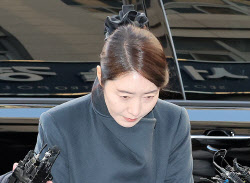 [포토]경찰 출석하며 인사하는 강선우 의원                                                                                                                                                                