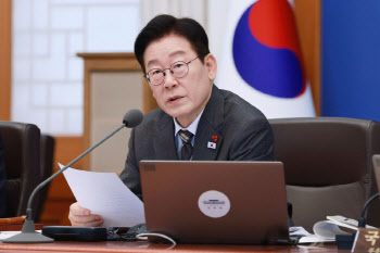 李대통령 "생리대, 위탁생산으로 무상 공급 검토" 지시