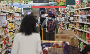 990원 즉석밥 아니면 1500만원 샤넬…'중간'이 사라졌다