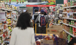 990원 즉석밥 아니면 1500만원 샤넬…'중간'이 사라졌다