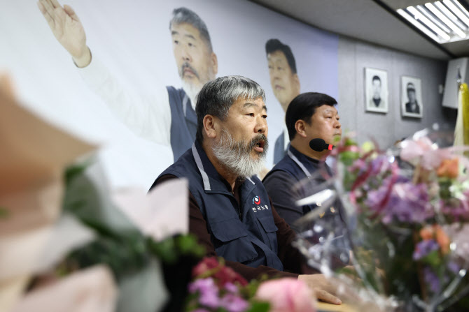 한국노총 첫 '3연임' 위원장 당선…"정년연장 약속 지켜라"