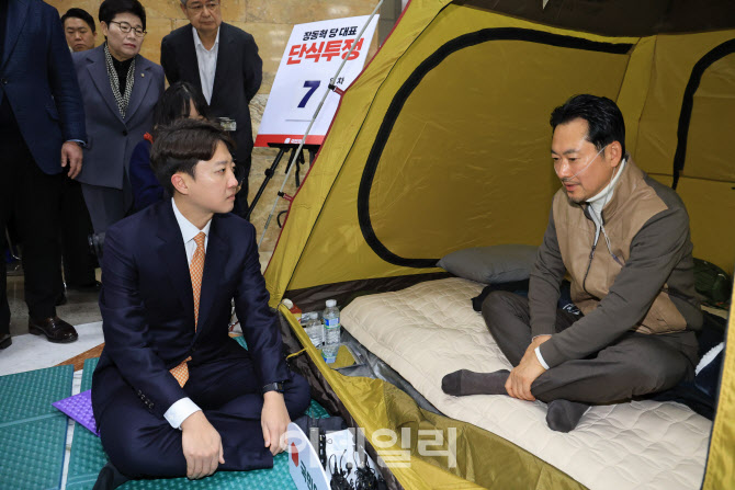 단식투쟁 7일차 '대화하는 장동혁-이준석'                                                                                                                                                 