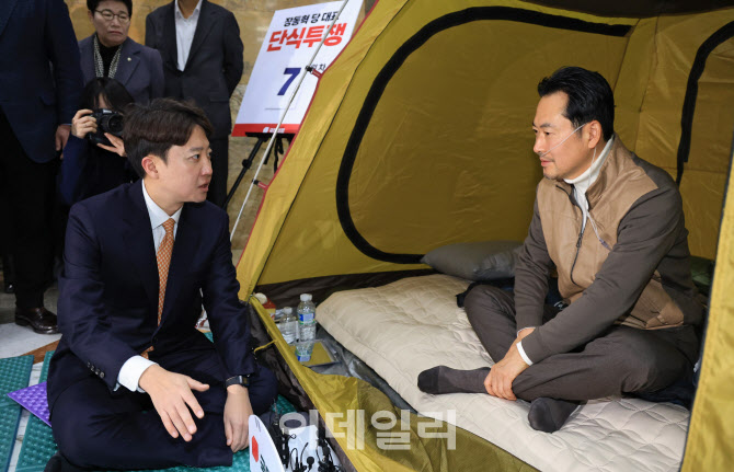 장동혁 단식투쟁 농성장 찾은 이준석                                                                                                                                                                