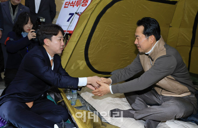 장동혁 단식 현장 방문 이준석, '공동 투쟁 방안 마련할 것'                                                                                                                                