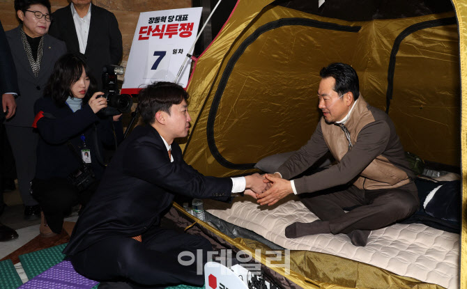 장동혁 대표, '단식투쟁 7일째...이준석 대표 만나'                                                                                                                                        