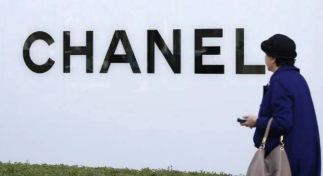 샤넬·에르메스에 향수까지...명품 가격 인상 '전방위 확산' - 뉴스 썸네일 이미지