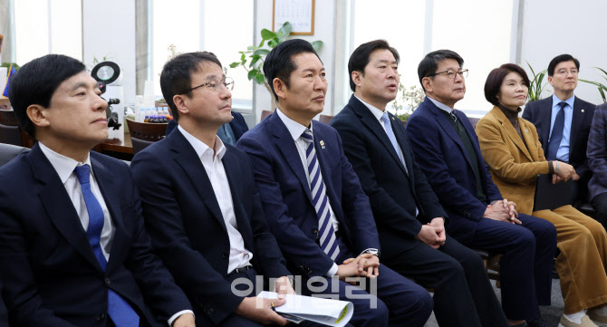 정청래-한병도, '대통령 신년 기자회견 시청'                                                                                                                                              