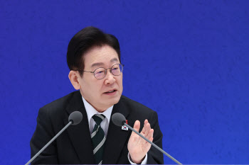 李대통령 “지금은 부동산 세제 정책, 깊이 고려하지 않아”(상보)