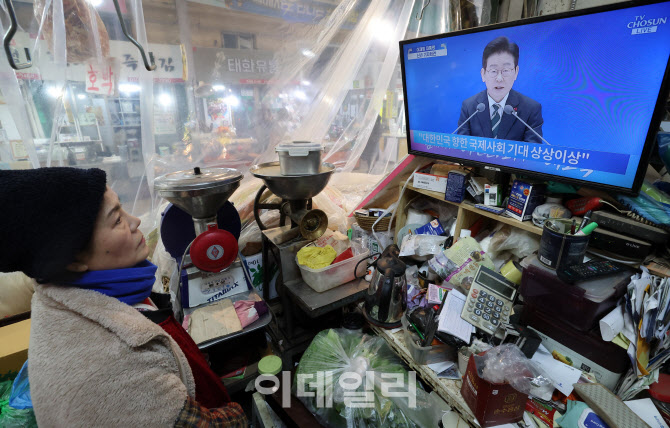 이재명 대통령의 신년 기자회견 시청하는 상인들                                                                                                                                                     