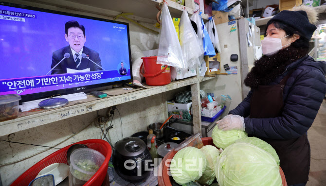 이 대통령의 신년 기자회견 시청하는 시민들                                                                                                                                                         