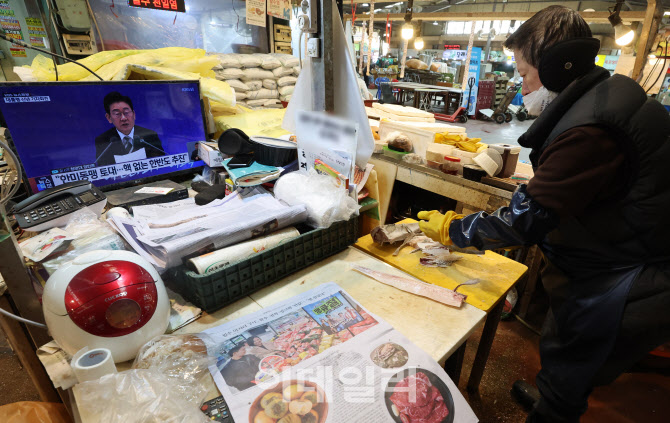 이재명 대통령 신년 기자회견 시청하는 인왕시장 상인                                                                                                                                                