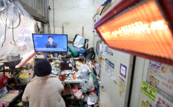 [포토]한파속 이재명 대통령 신년 기자회견 시청                                                                                                                                                           