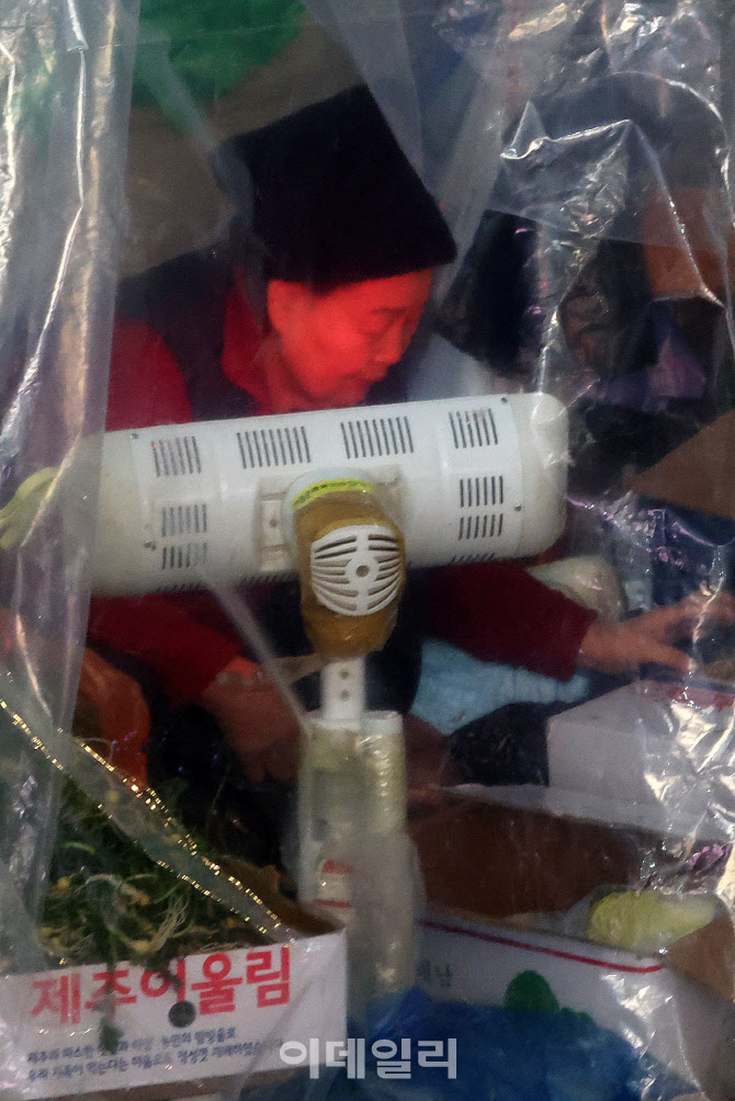 비닐과 온열기로 막는 추위                                                                                                                                                                         