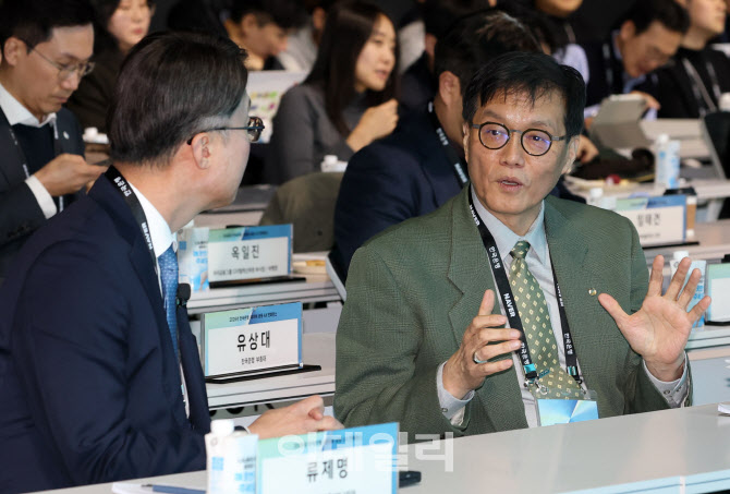 이야기 나누는  이창용 한은 총재-류제명 과기부 2차관                                                                                                                                               