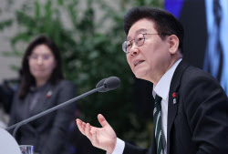 3시간 이어진 기자회견…"환율 안정 예상…주가 조작 엄단"