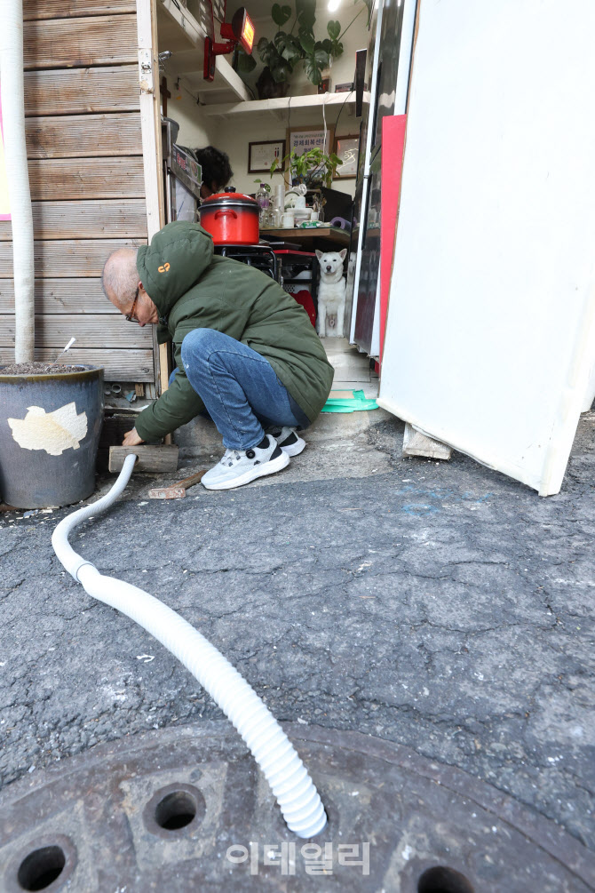 강추위에 동파된 배수구                                                                                                                                                                            