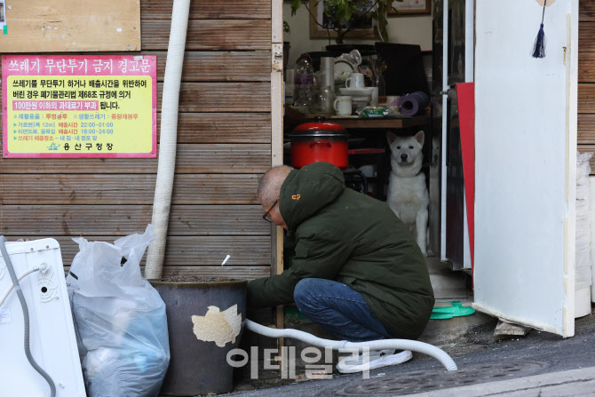 강추위에 동파된 배수구 교체하는 주민                                                                                                                                                              