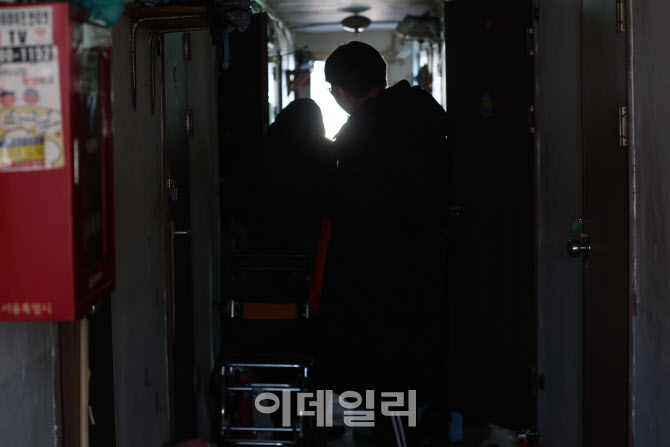 빛도 들어오지 않아 더 추운 쪽방촌                                                                                                                                                                 