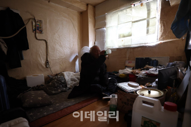 빛도 들어오지 않아 더 추운 쪽방촌 