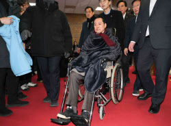 [포토]장동혁 단식투쟁 8일차, '더 큰 싸움 위해 단식 중단...병원 이송'                                                                                                                          