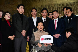 [포토]장동혁, '더 큰 싸움 위해 단식 중단'                                                                                                                                                     