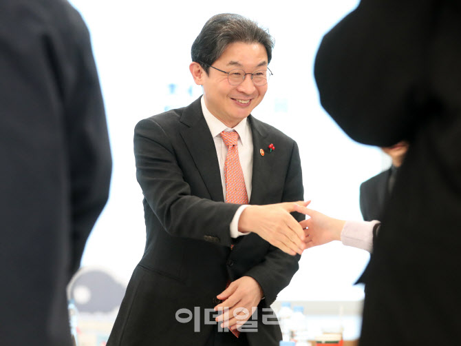  청년들과 소통하는 이억원 금융위원장                                                                                                                                                              