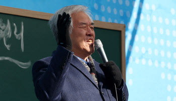 "전광훈 없고 찬바람만"…'광화문 예배' 강추위에 실내로