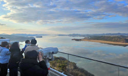 짙은 안개에 가려진 북녘땅, 보이지 않는 경계선에 서다 [여행]