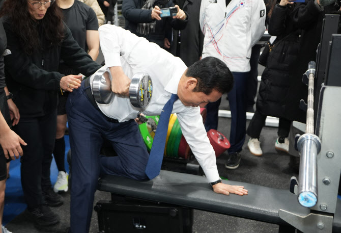 덤벨드는 정청래 대표                                                                                                                                                                                    