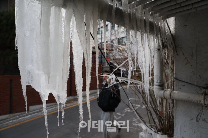 '배수관 동파시킨 한파'                                                                                                                                                                  