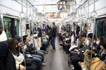 “남자도 무섭다” 日 지하철 男 6명 중 1명 성추행 피해