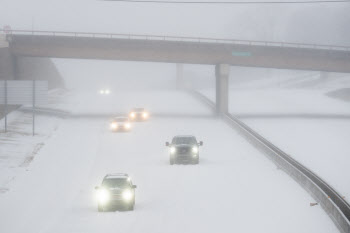 美전역서 '역대 최악' 눈폭풍…정전·항공편 취소에 사재기까지