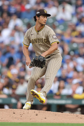 '팔꿈치 수술' 다르빗슈, 665억원 포기해도 은퇴 아니다