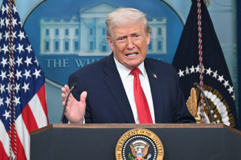 트럼프 “베네수 군사작선서 ‘비밀 무기’ 사용”