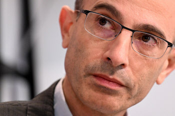 “AI, 정체성 위기·이민 문제 초래”…유발 하라리의 경고