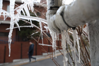 “길어지는 한파에 빨래도 씻지도 못해요”