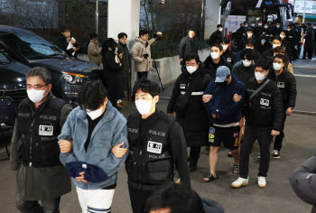 부산 송환된 ‘캄보디아 노쇼 사기’ 피의자 49명 전원 구속