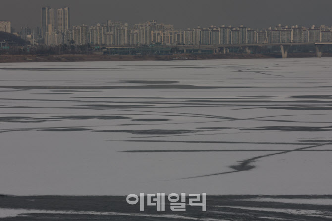 한강은 '꽁꽁' 