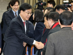 [포토]의원들과 인사 나누는 송언석 국민의힘 원내대표                                                                                                                                                     