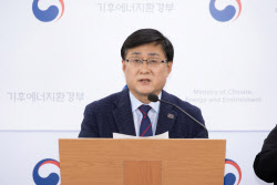 돌고 돌아 '탈원전'…신규 대형 원전 결국 짓기로