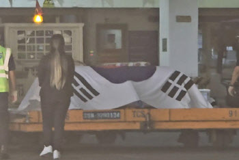 태극기 덮인 이해찬 전 총리…베트남 각별 예우 속 한국행